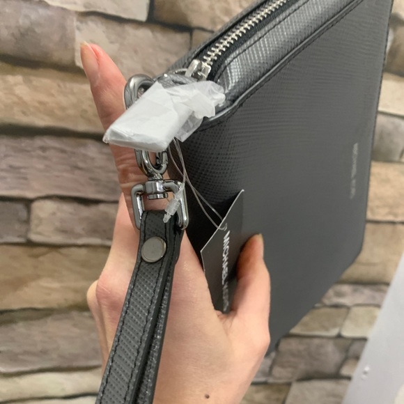 Auth. Michael Kors leather LG phone/card wristlet - Picture 11 of 13